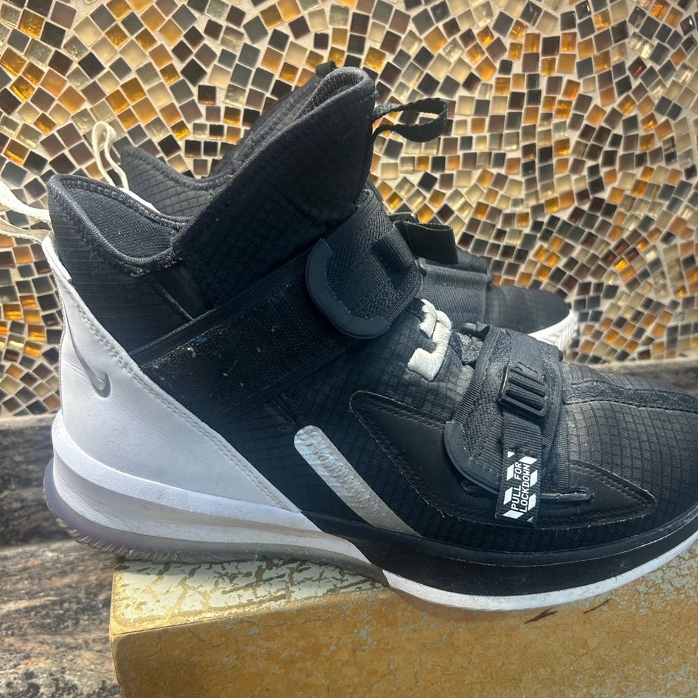 Men’s size 10 Nike LeBron Soldier high top sneaker
